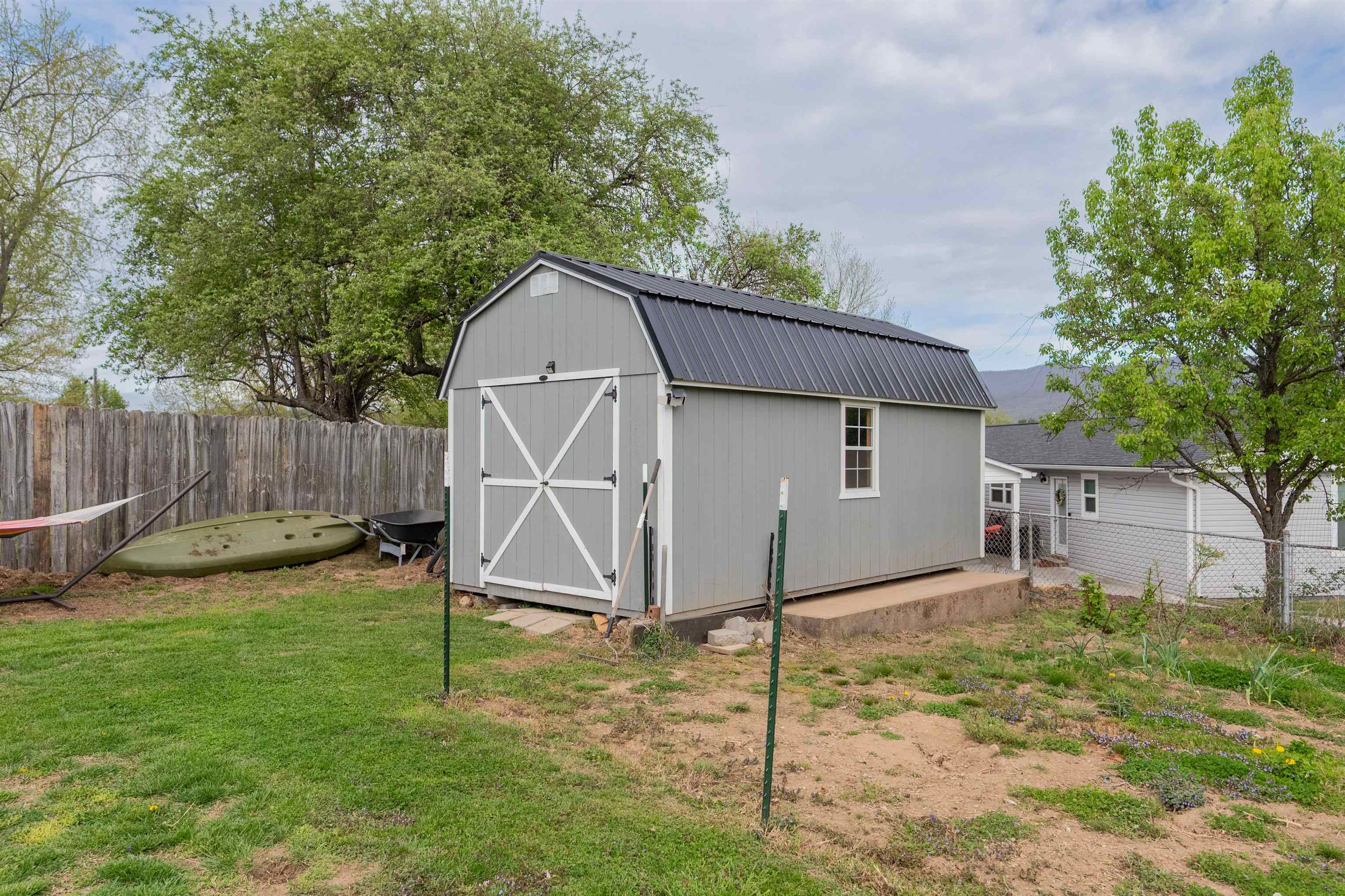 913 Locust Drive Pearisburg VA 24134
