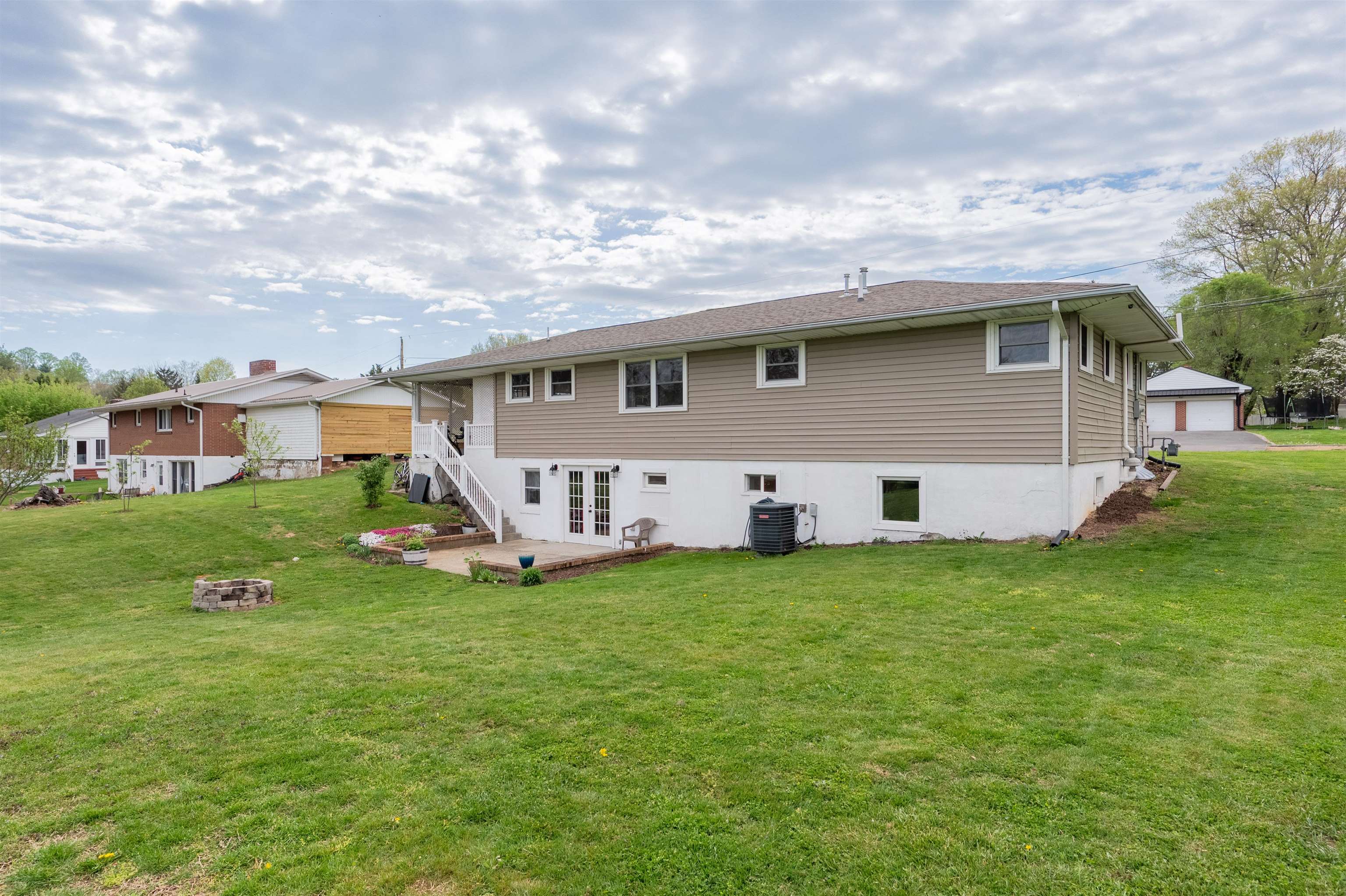 913 Locust Drive Pearisburg VA 24134