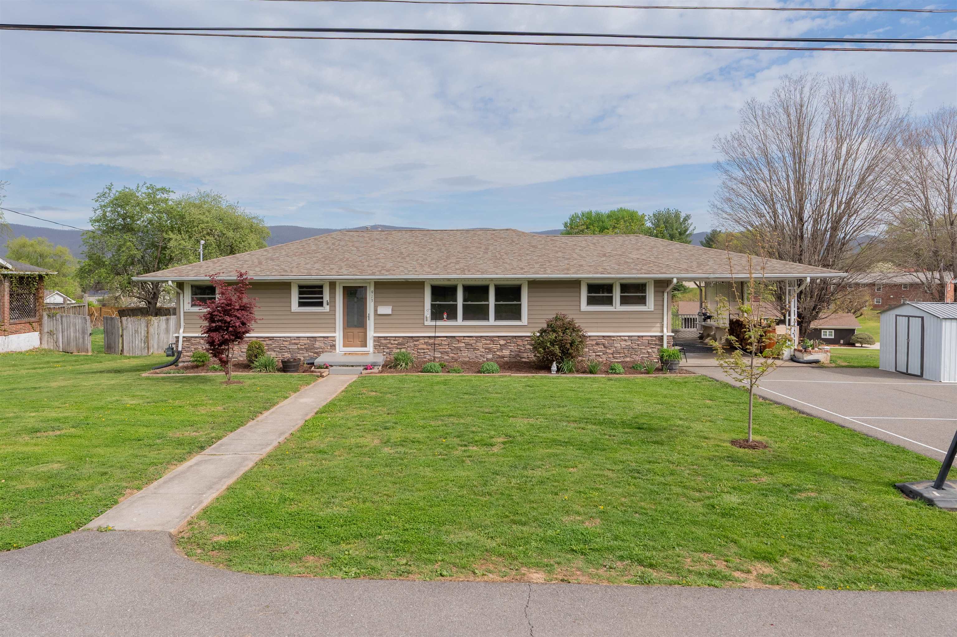 913 Locust Drive Pearisburg VA 24134