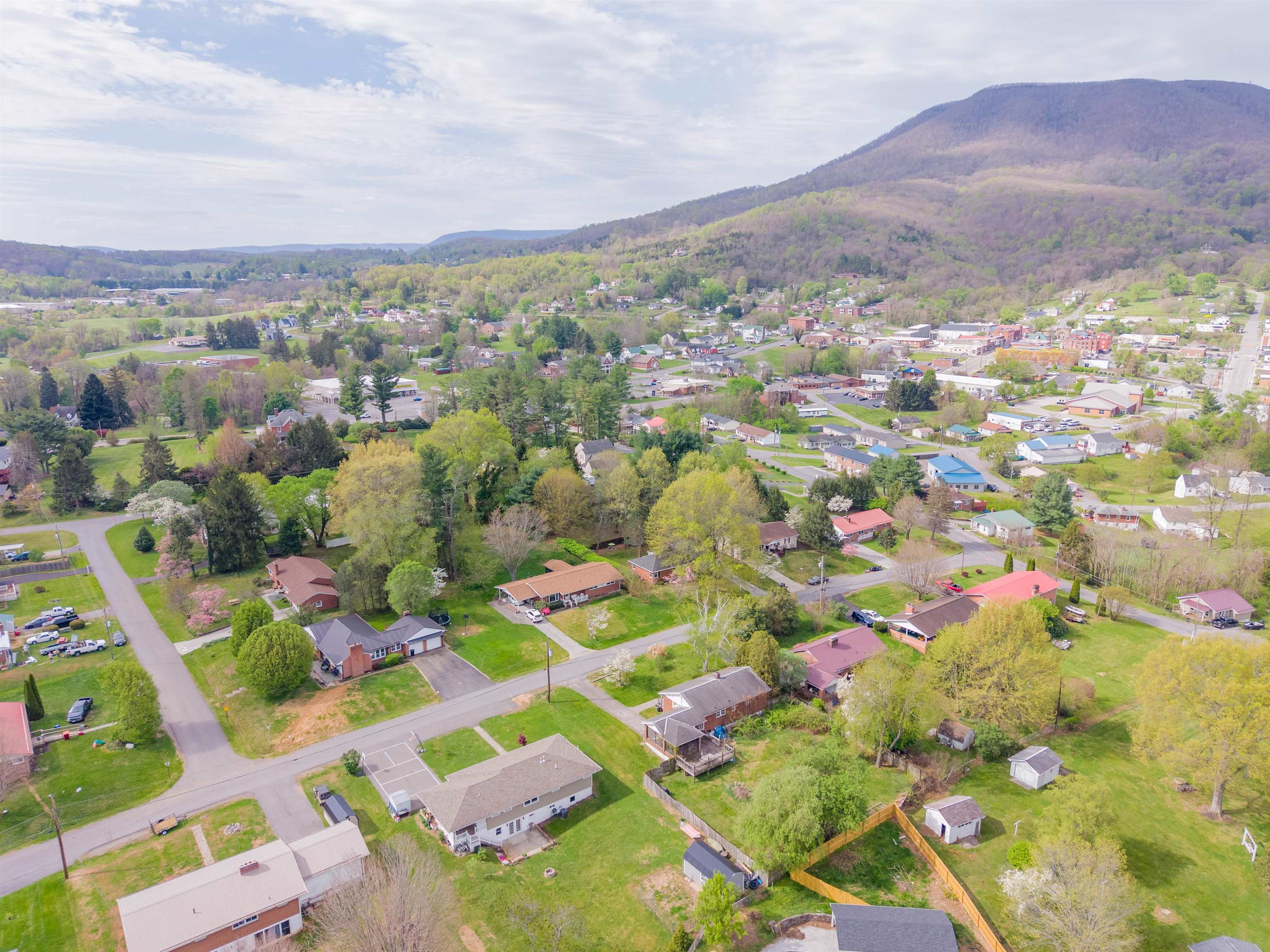 913 Locust Drive Pearisburg VA 24134