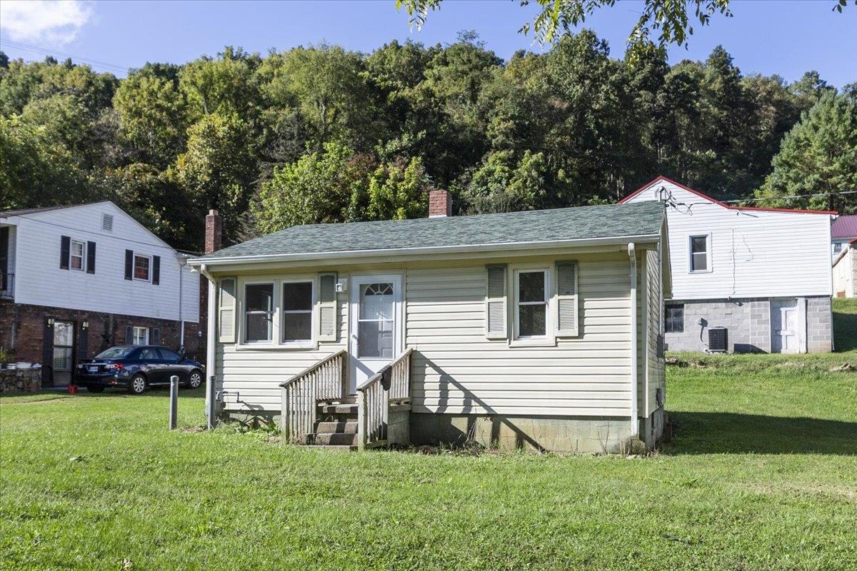 520 Poplar Street Narrows VA 24124