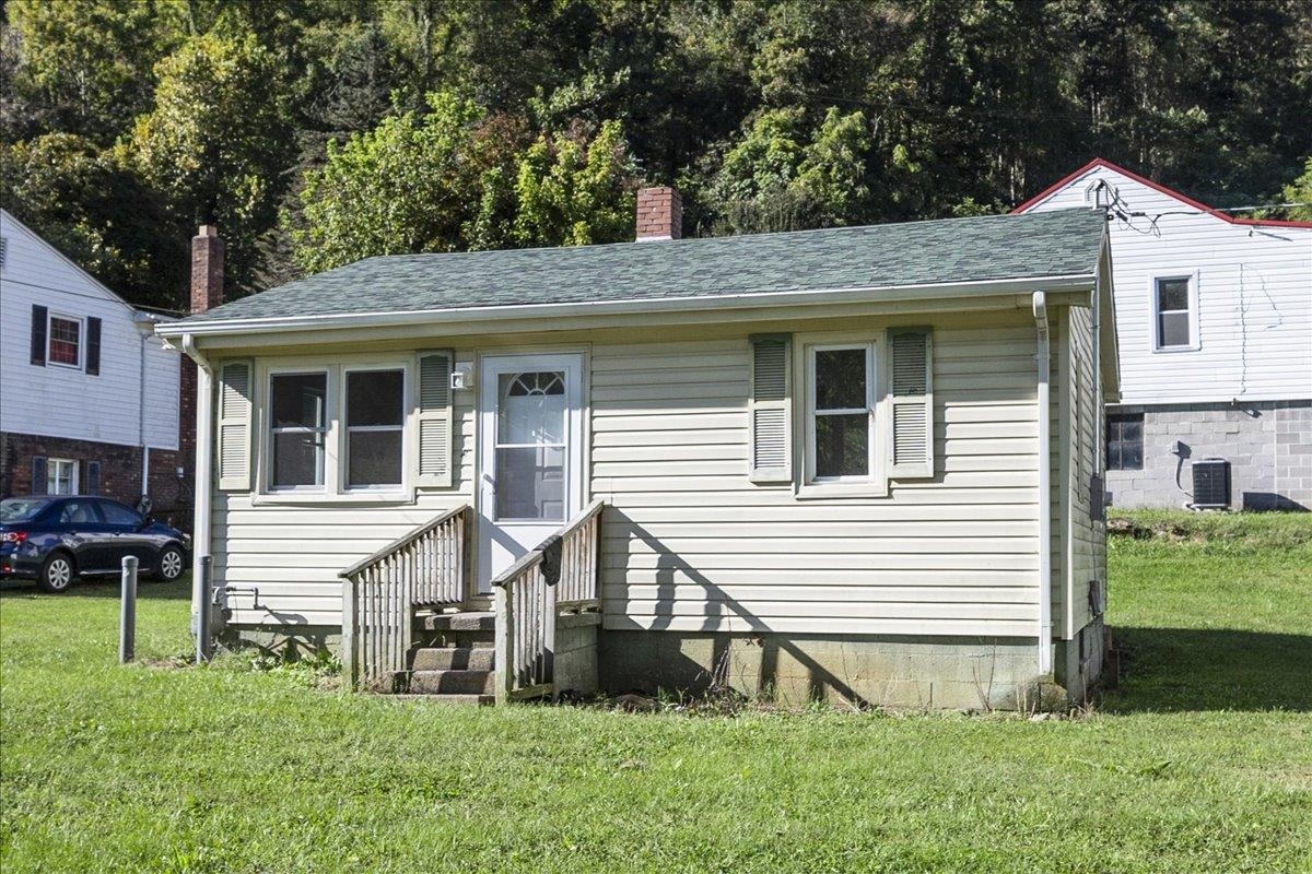 520 Poplar Street Narrows VA 24124
