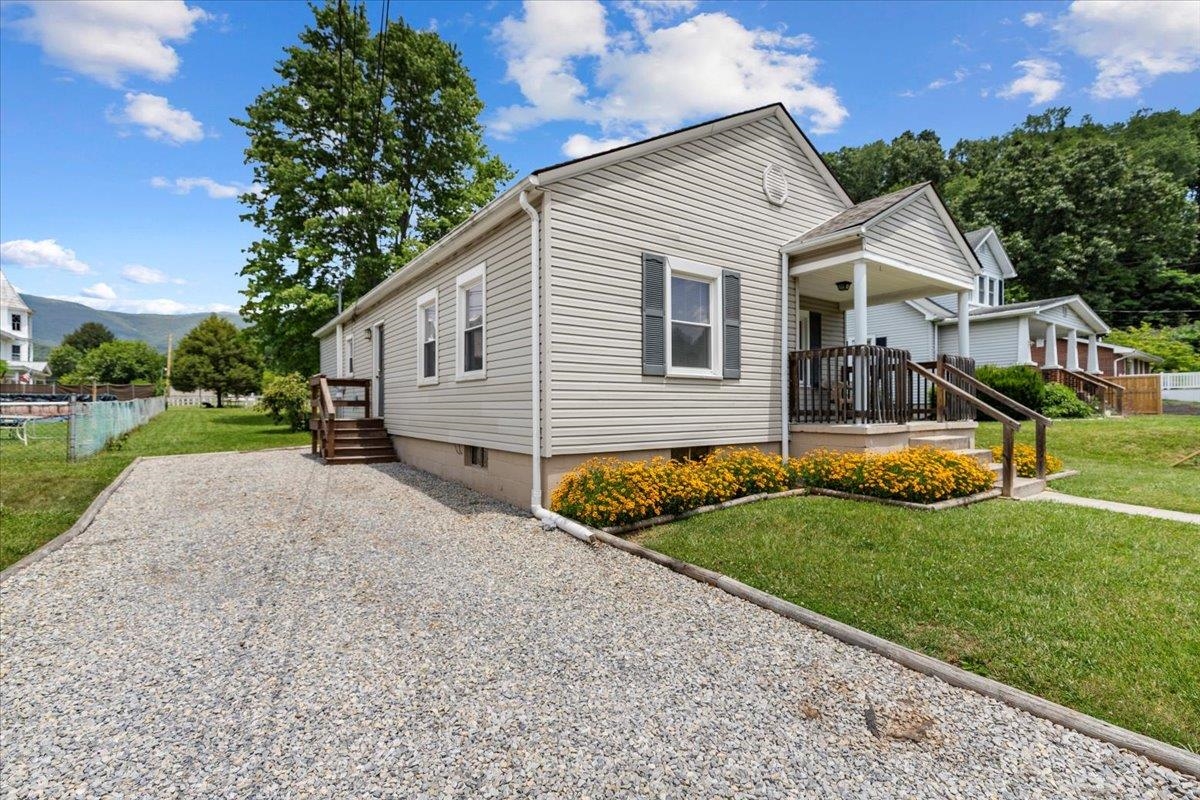 118 Peck Street Pembroke VA 24136