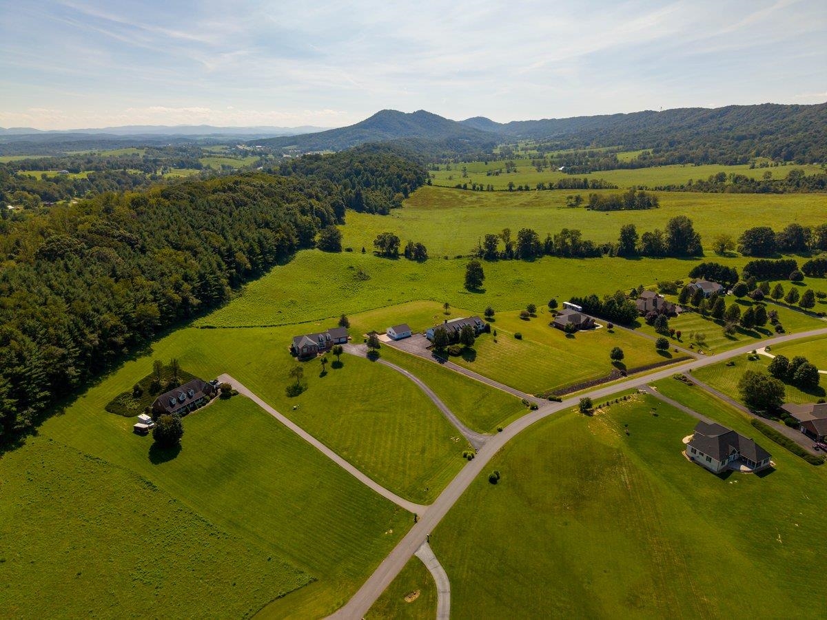 2713 Fairway Drive Draper VA 24324