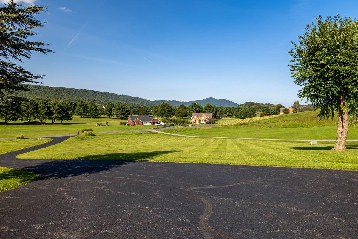 2713 Fairway Drive Draper VA 24324