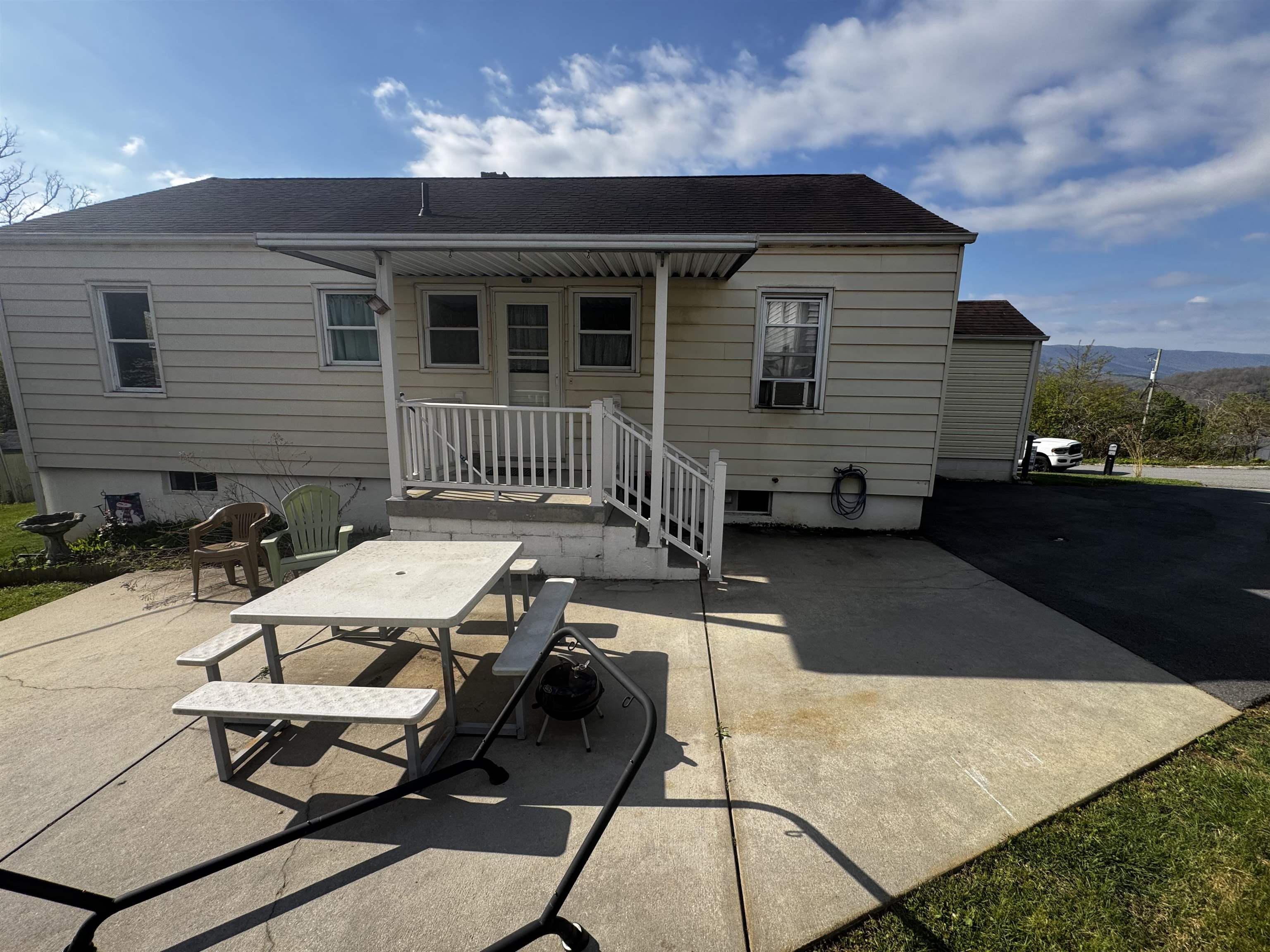 502 Hopkins Drive Narrows VA 24124