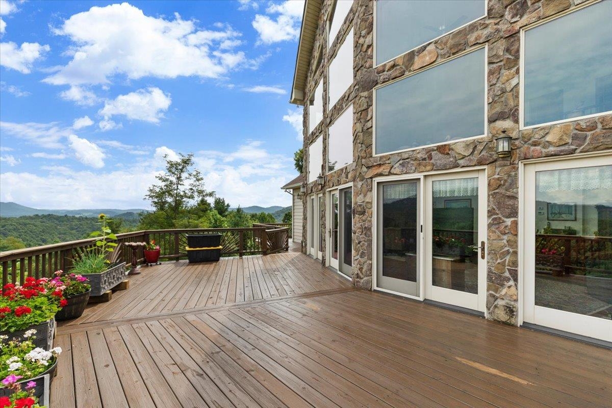 548 Buffalo Vista Lane SW Willis VA 24380