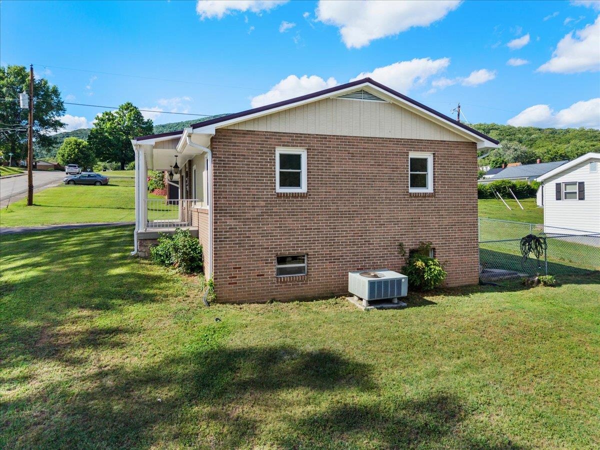100 Pine Street Narrows VA 24124