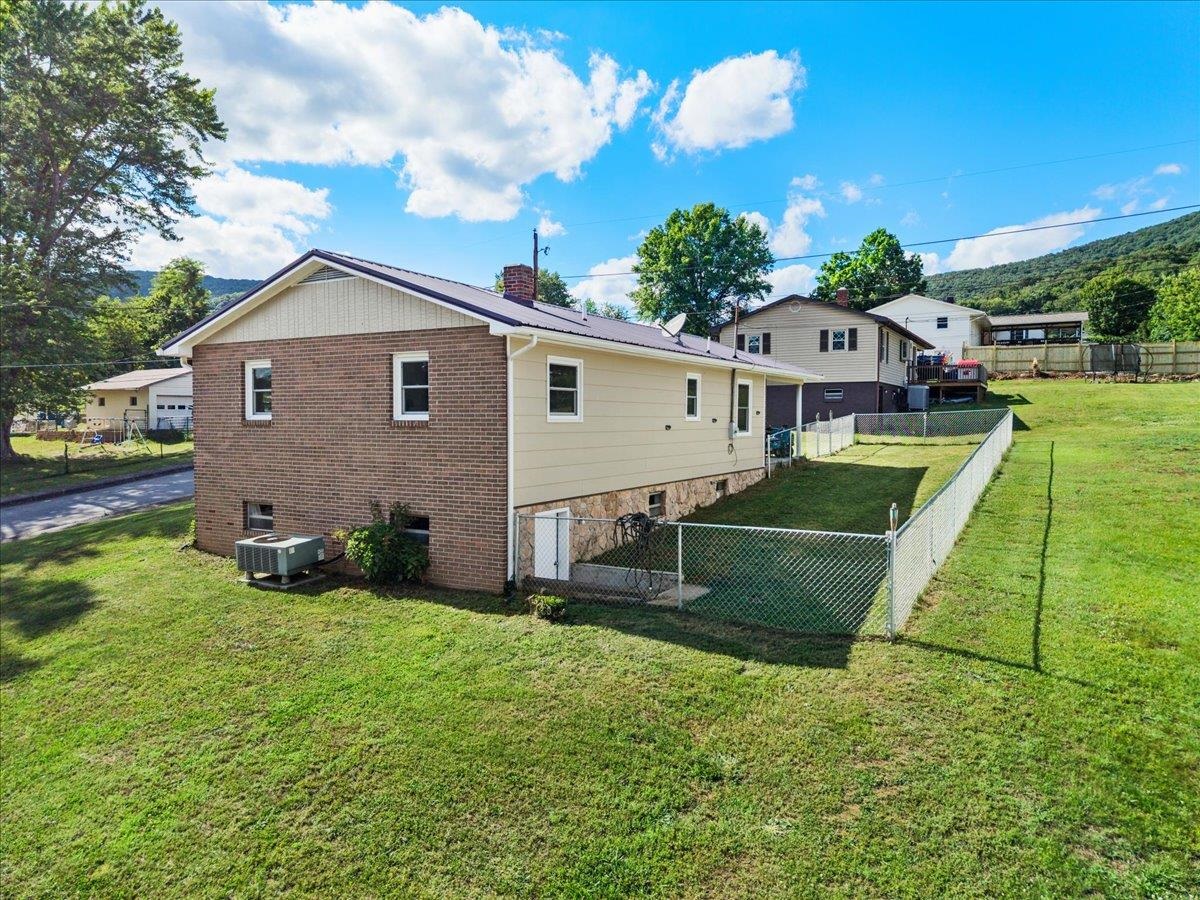 100 Pine Street Narrows VA 24124