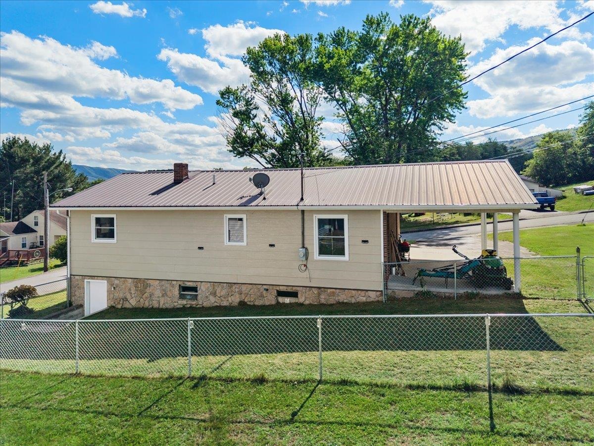 100 Pine Street Narrows VA 24124