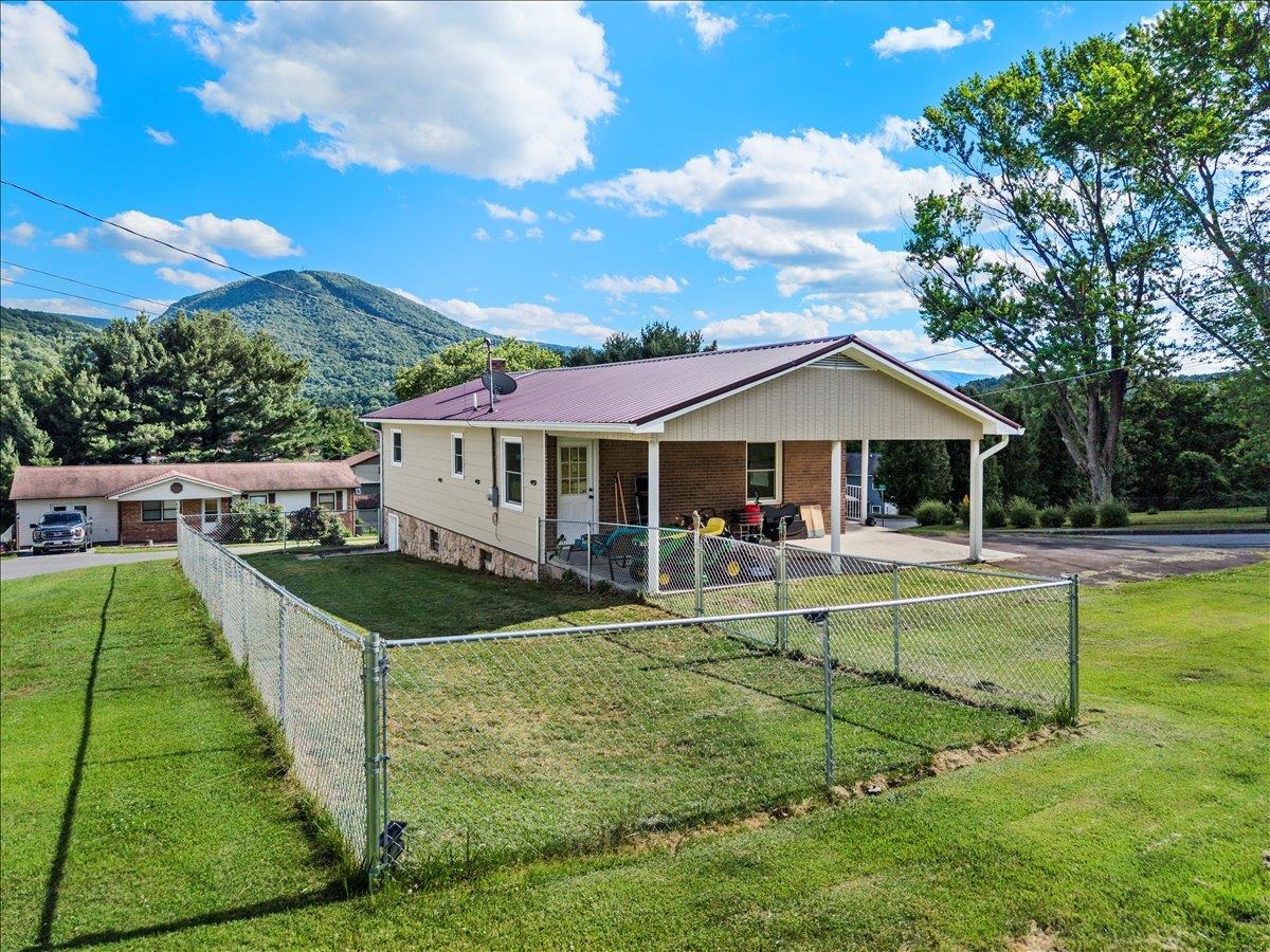 100 Pine Street Narrows VA 24124
