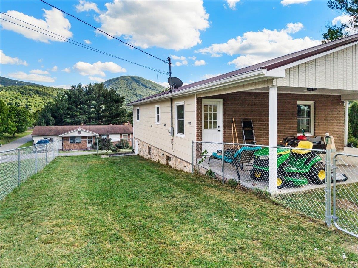 100 Pine Street Narrows VA 24124