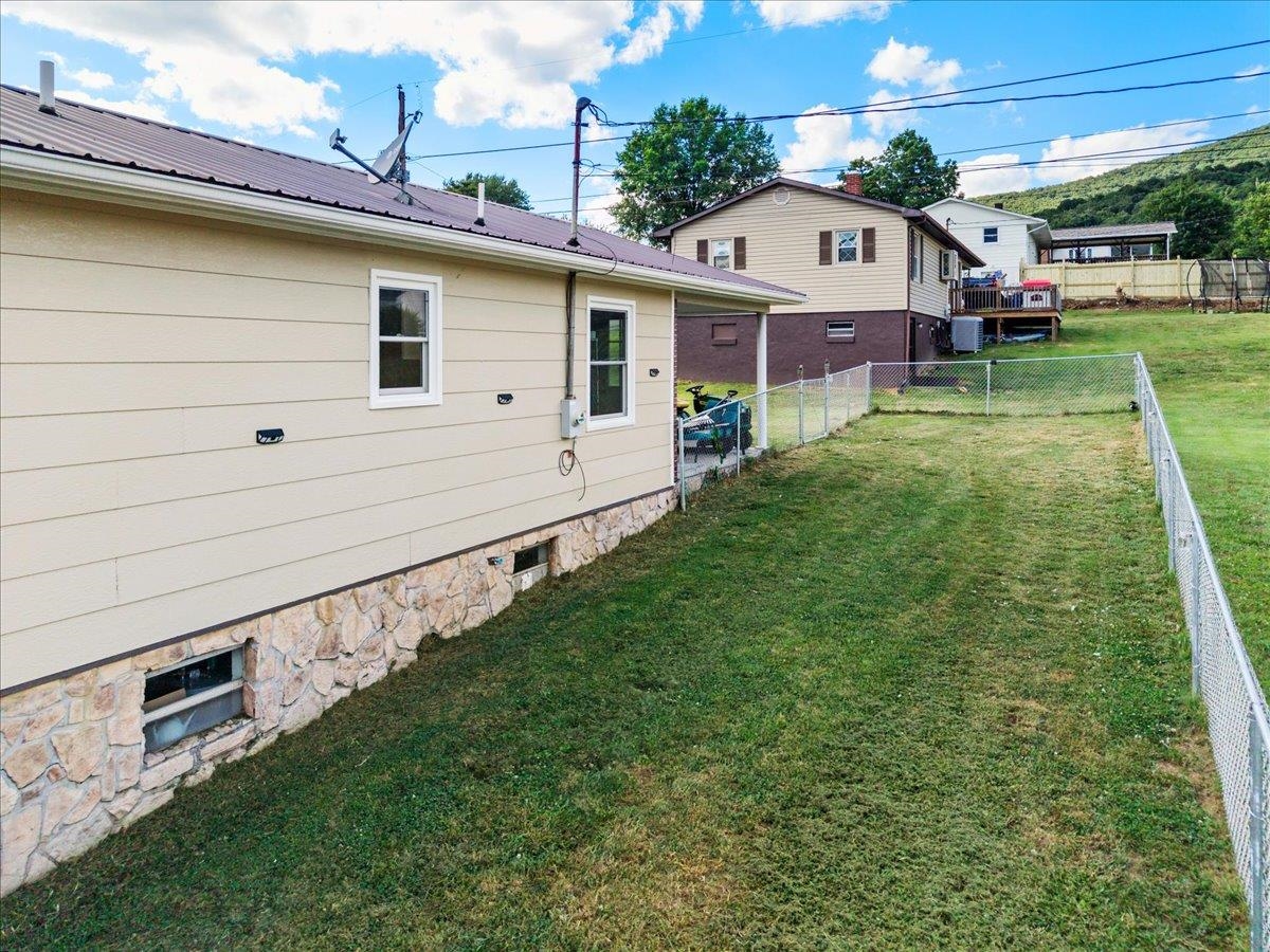 100 Pine Street Narrows VA 24124