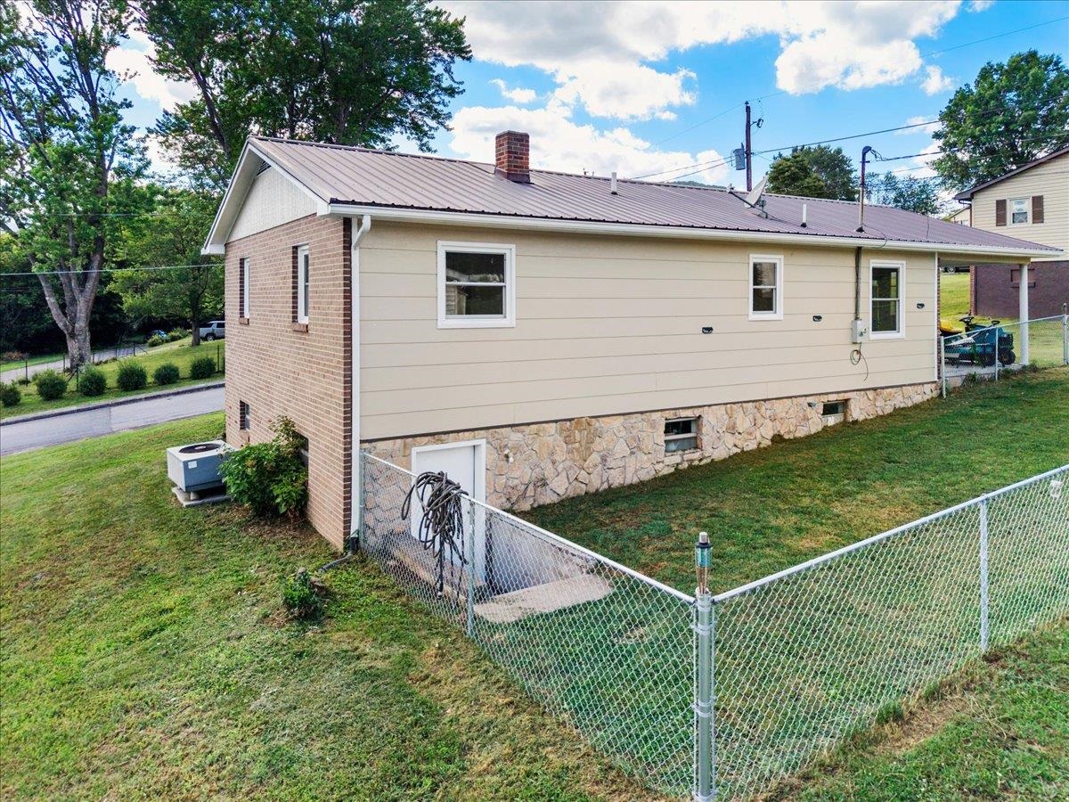 100 Pine Street Narrows VA 24124