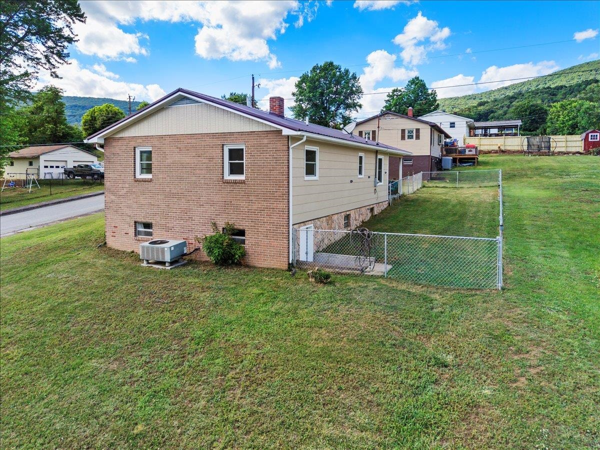 100 Pine Street Narrows VA 24124