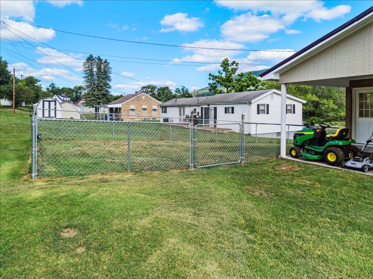 100 Pine Street Narrows VA 24124
