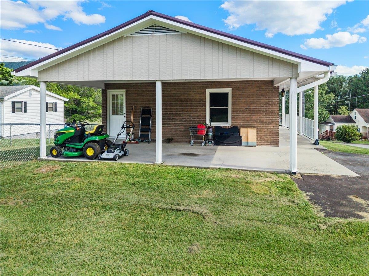 100 Pine Street Narrows VA 24124