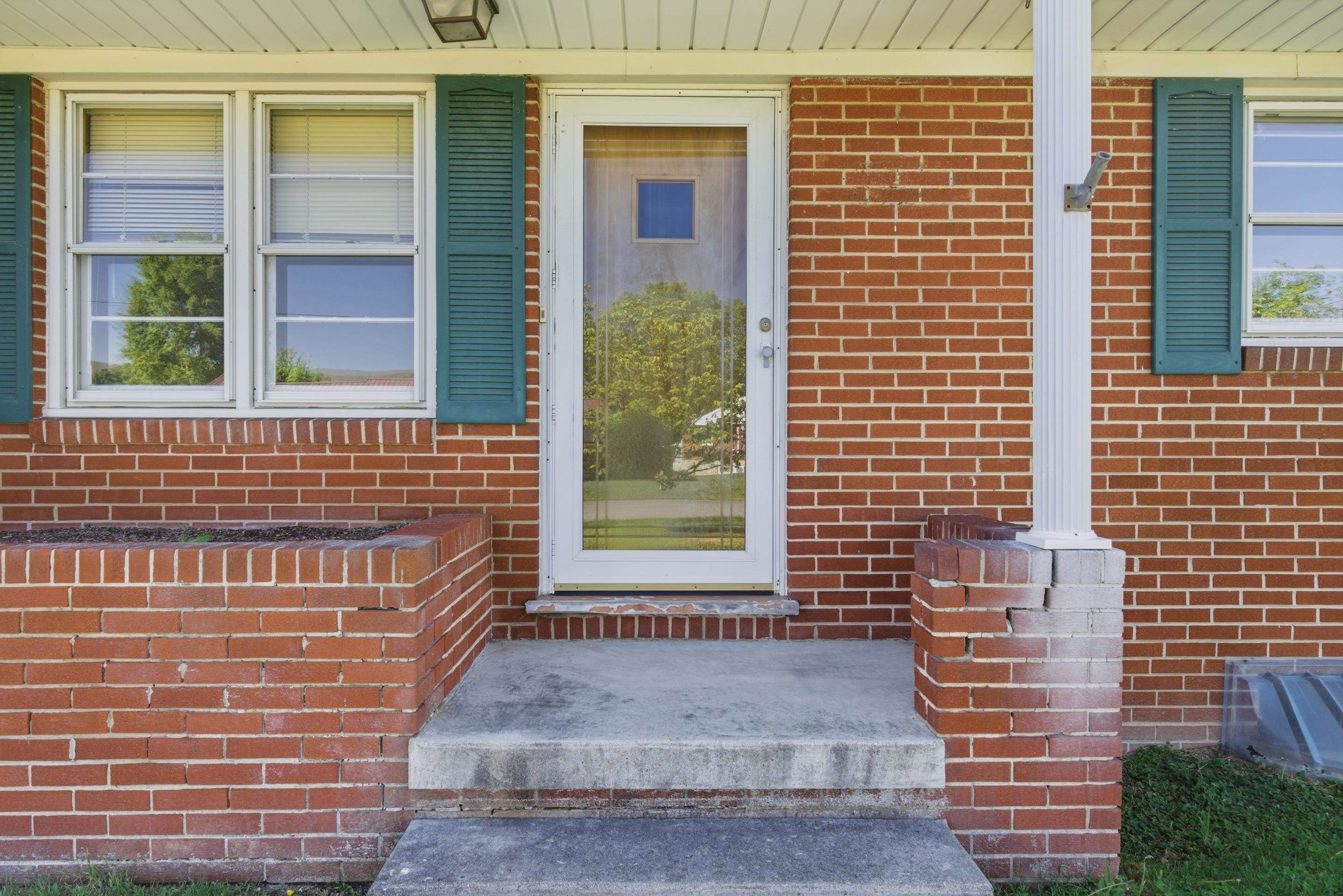1502 Pembroke Street Pearisburg VA 24134