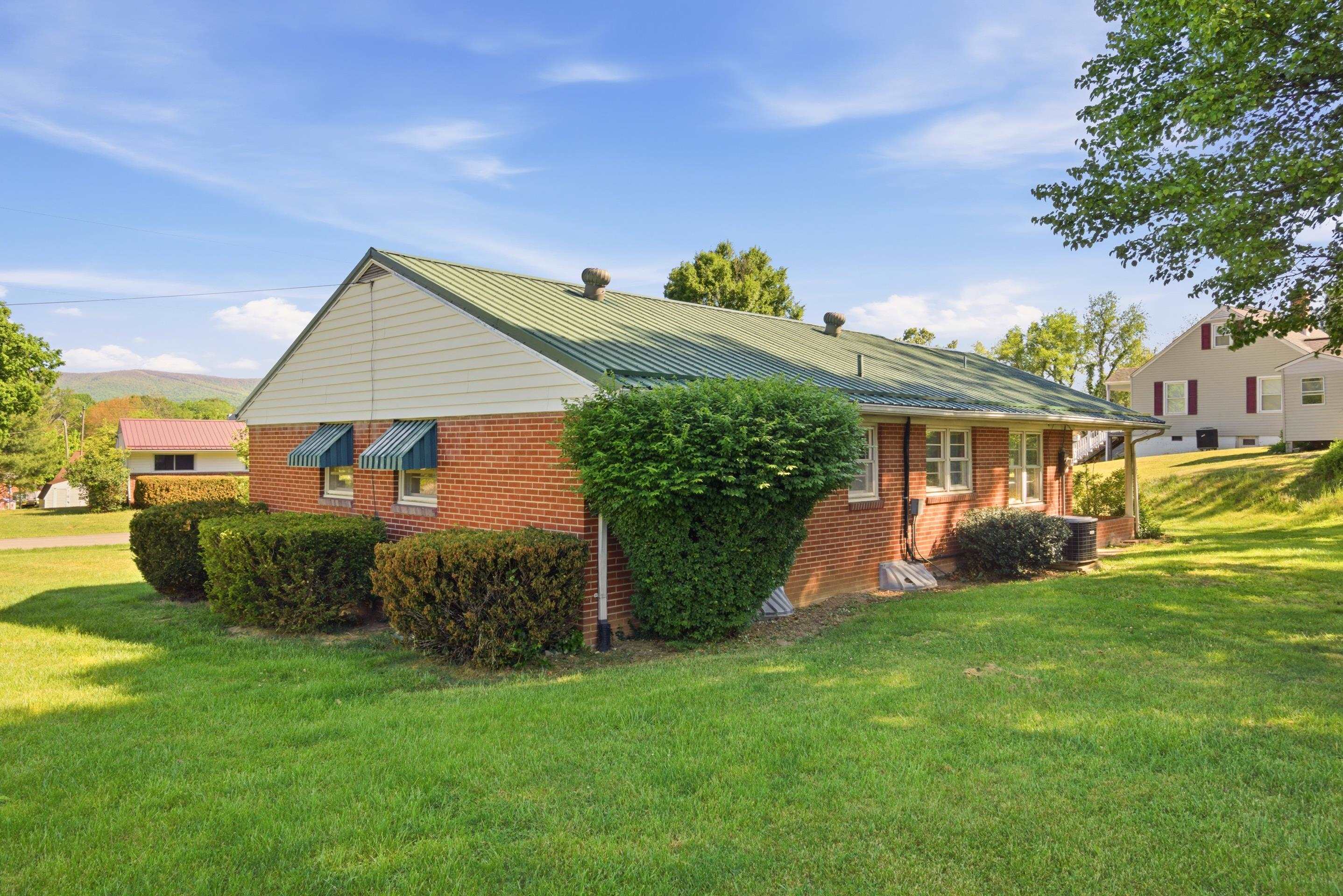 1502 Pembroke Street Pearisburg VA 24134