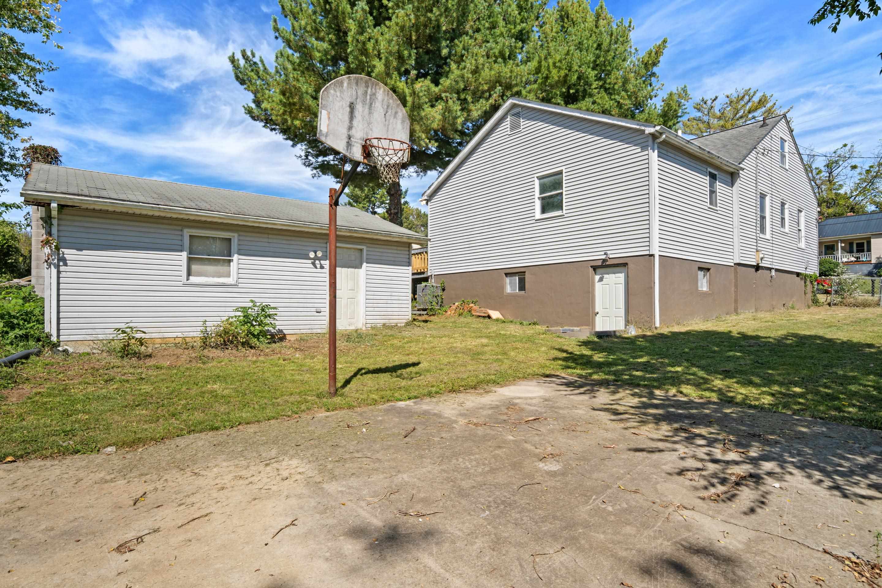 6821 Pulaski Avenue Radford VA 24141