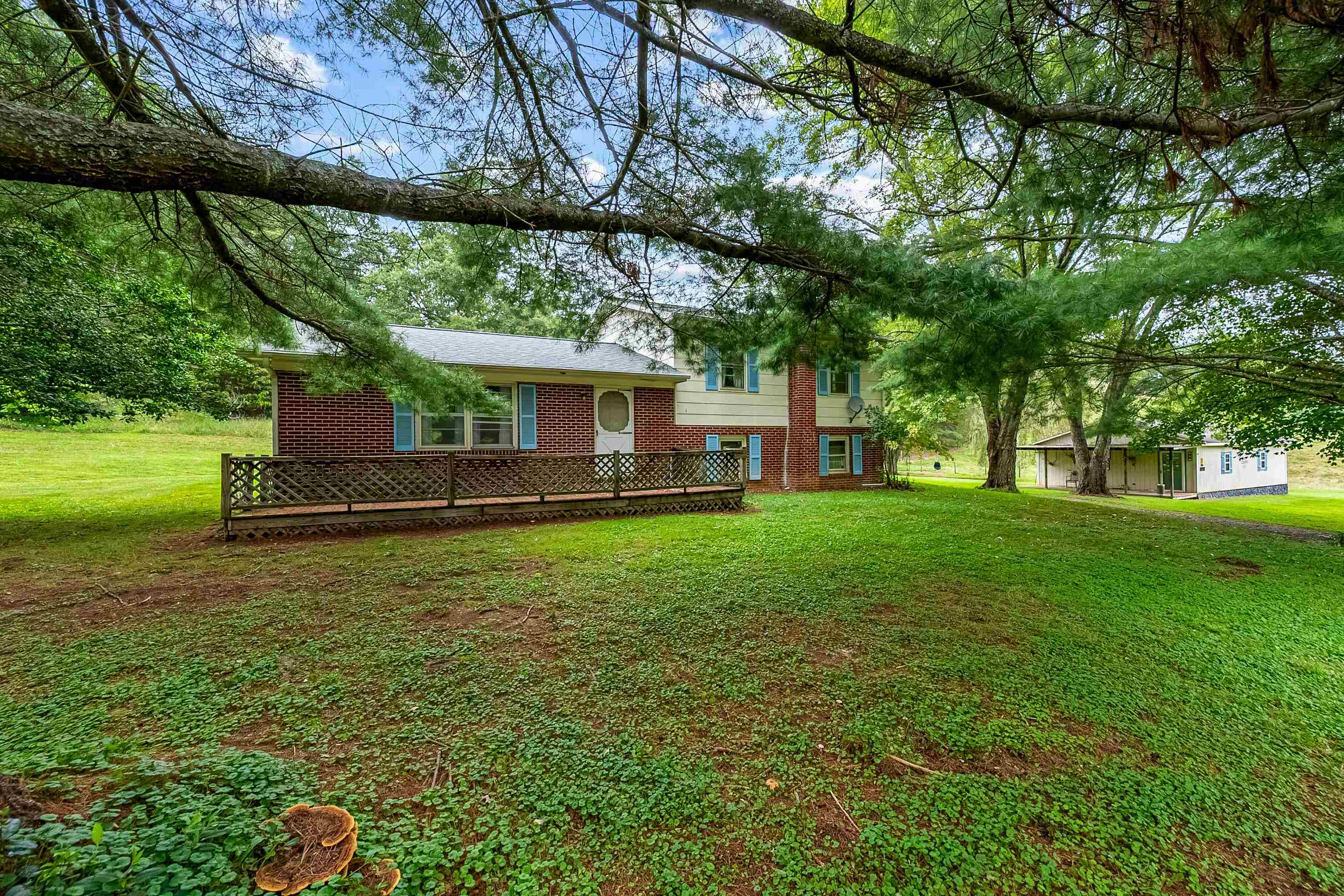 3722 Wesendonck Road Bland VA 24315