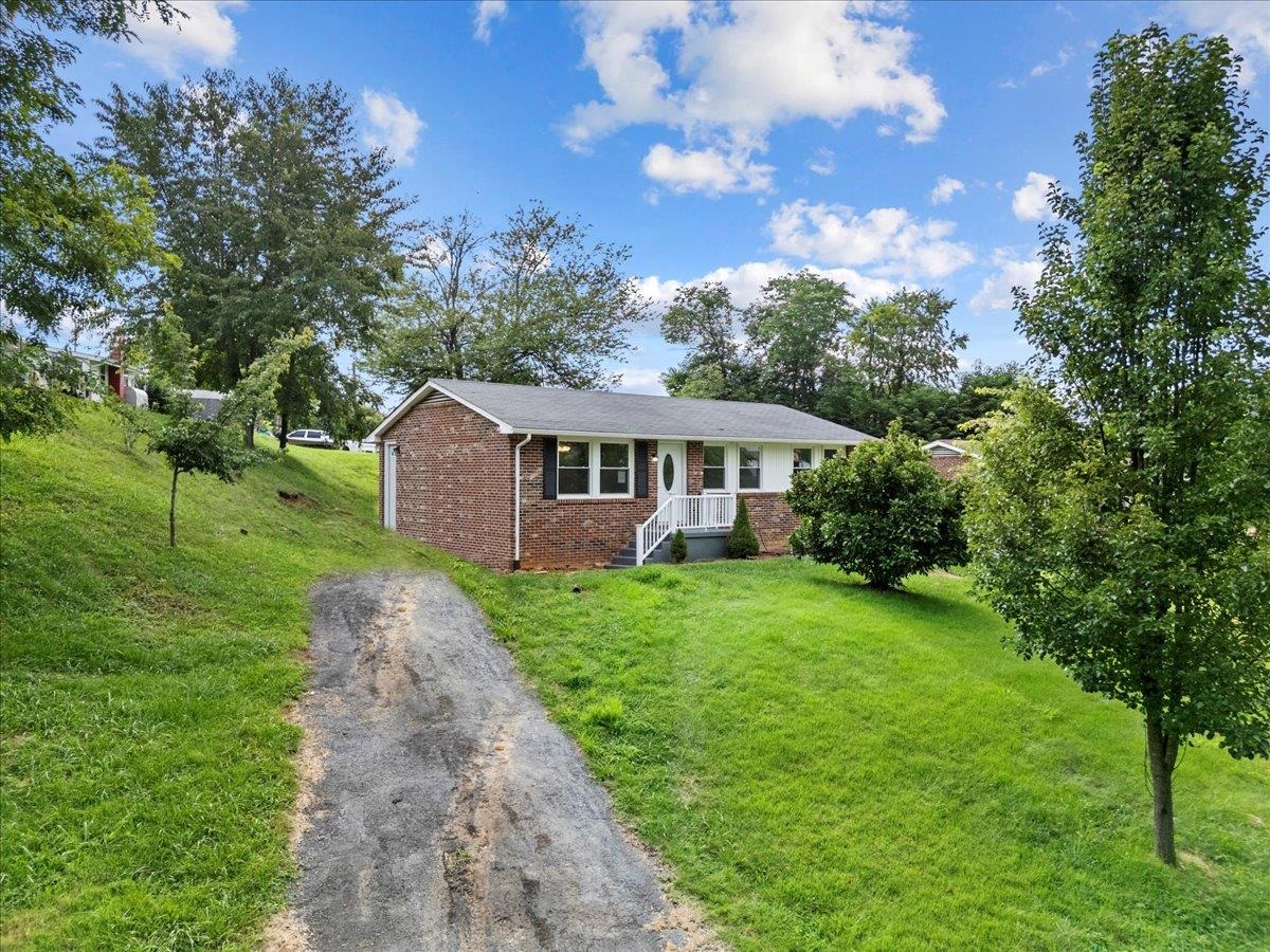 2305 Elmwood Street Radford VA 24141
