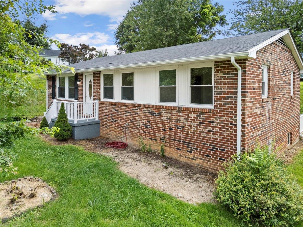 2305 Elmwood Street Radford VA 24141