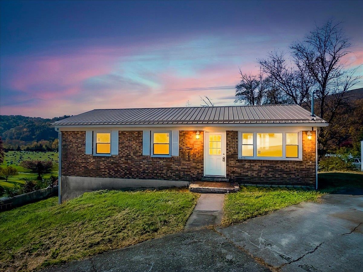 101 Warner Street Narrows VA 24124