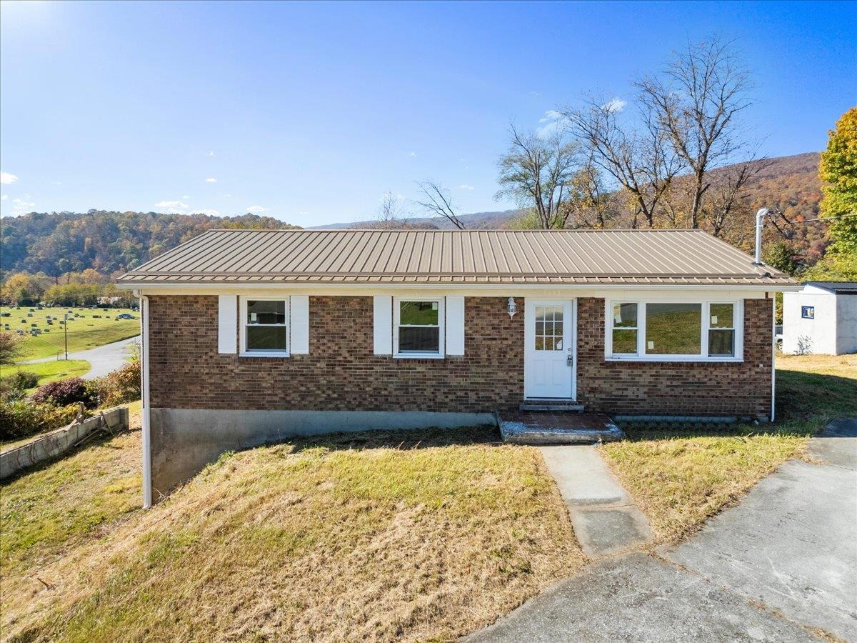 101 Warner Street Narrows VA 24124