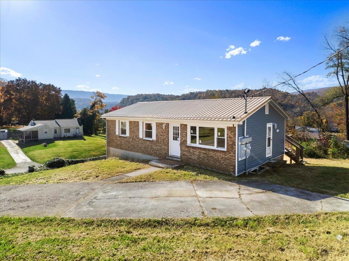 101 Warner Street Narrows VA 24124