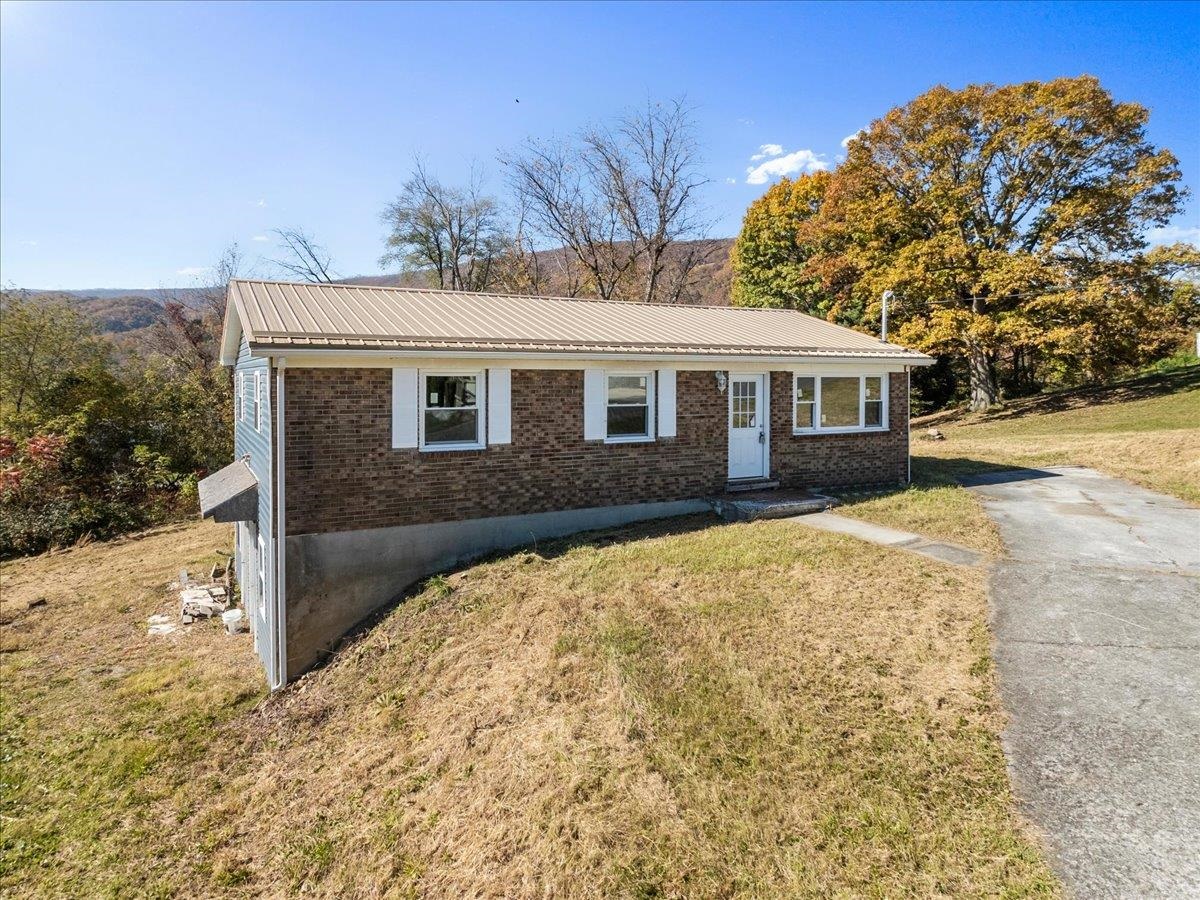 101 Warner Street Narrows VA 24124
