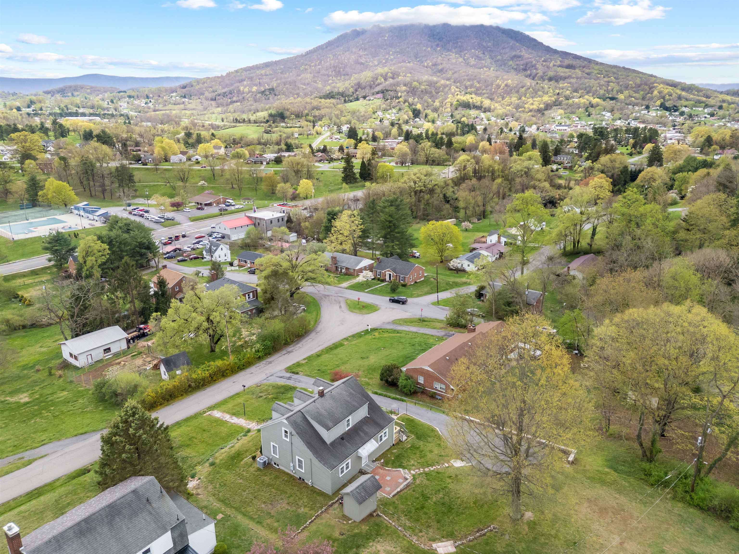 1403 Cabot Drive Pearisburg VA 24134