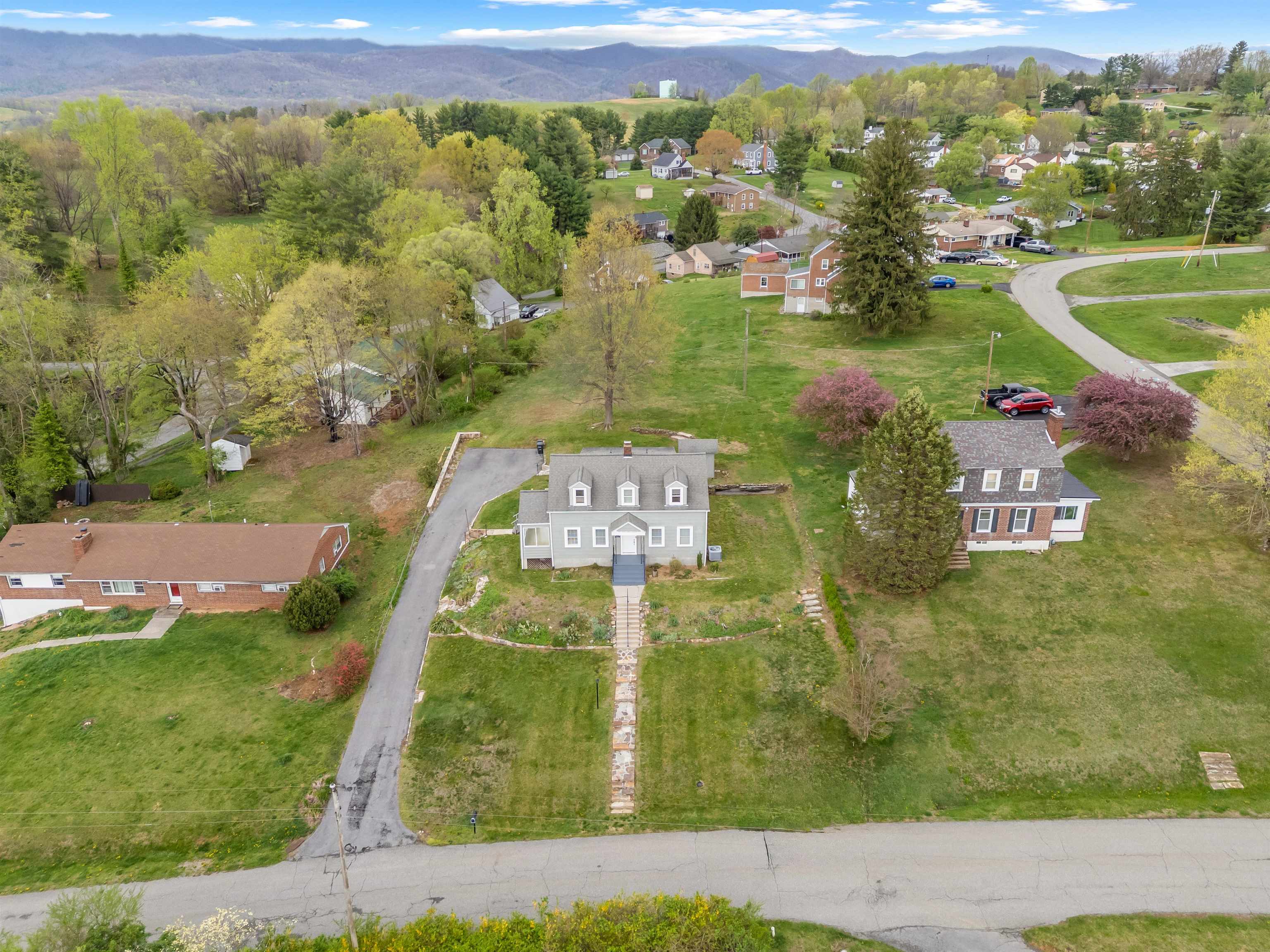 1403 Cabot Drive Pearisburg VA 24134