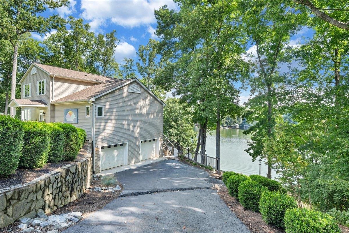 836 Long Island Drive Moneta VA 24121