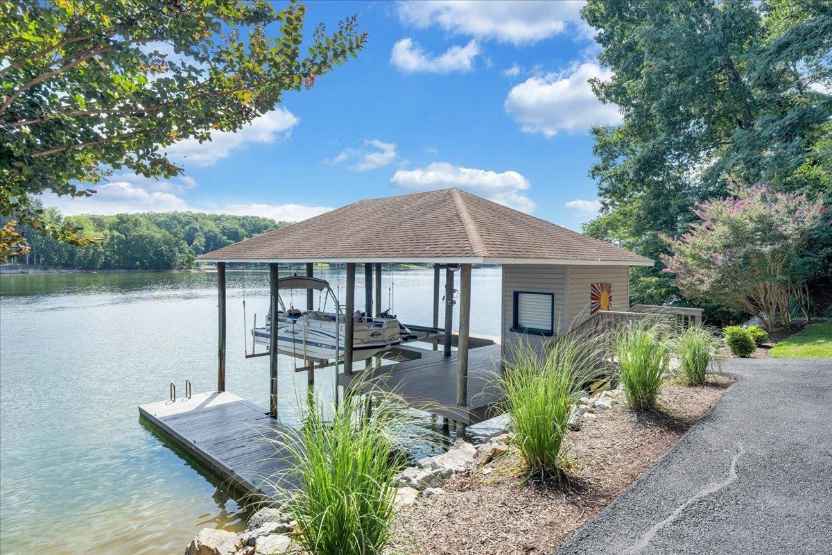836 Long Island Drive Moneta VA 24121