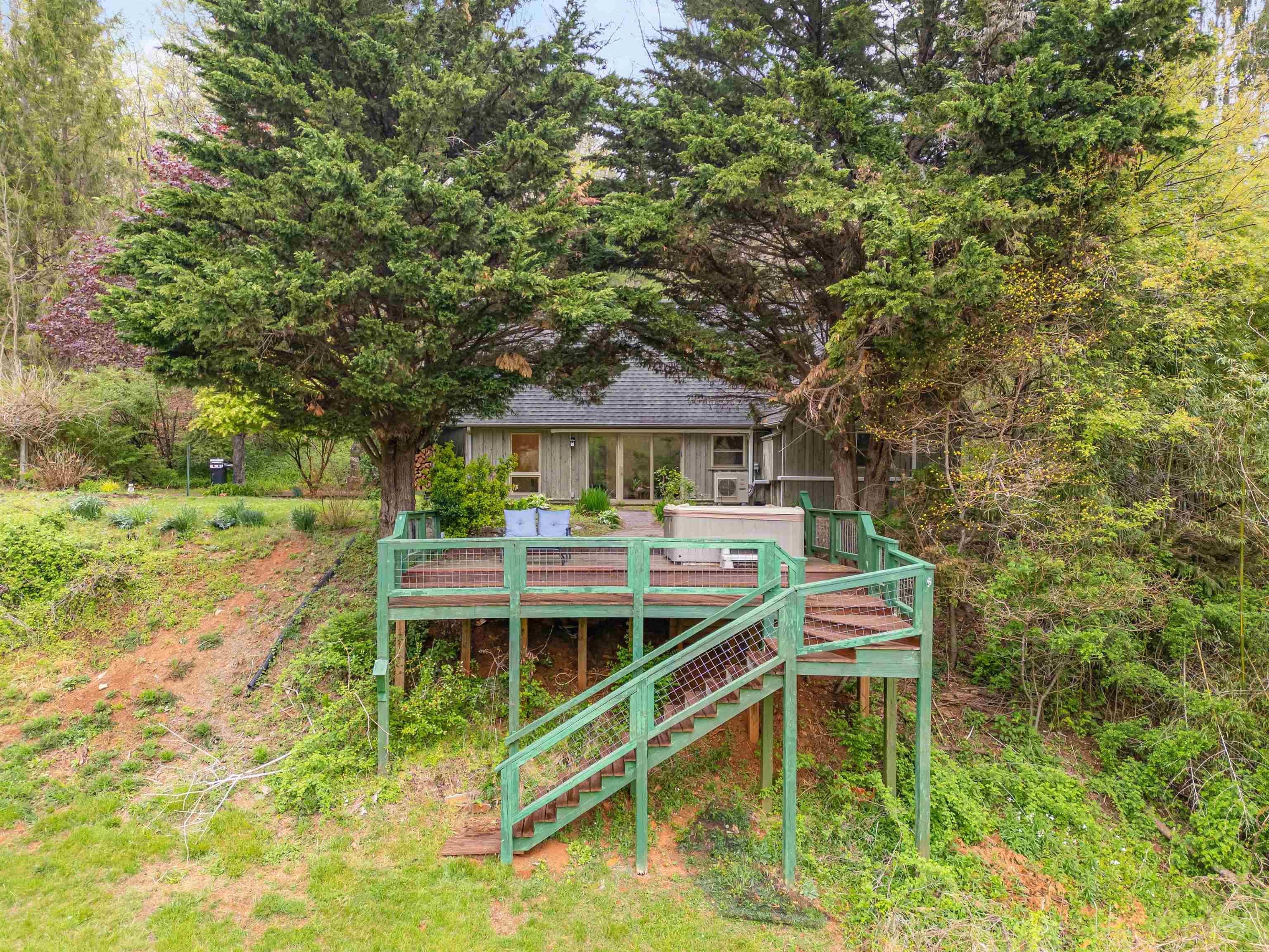 1053 Thomas Farm Road SE Floyd VA 24091