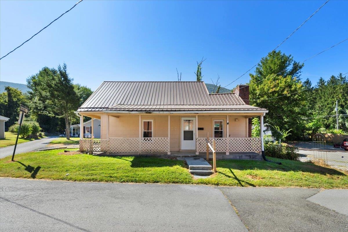 902 College Street Narrows VA 24124