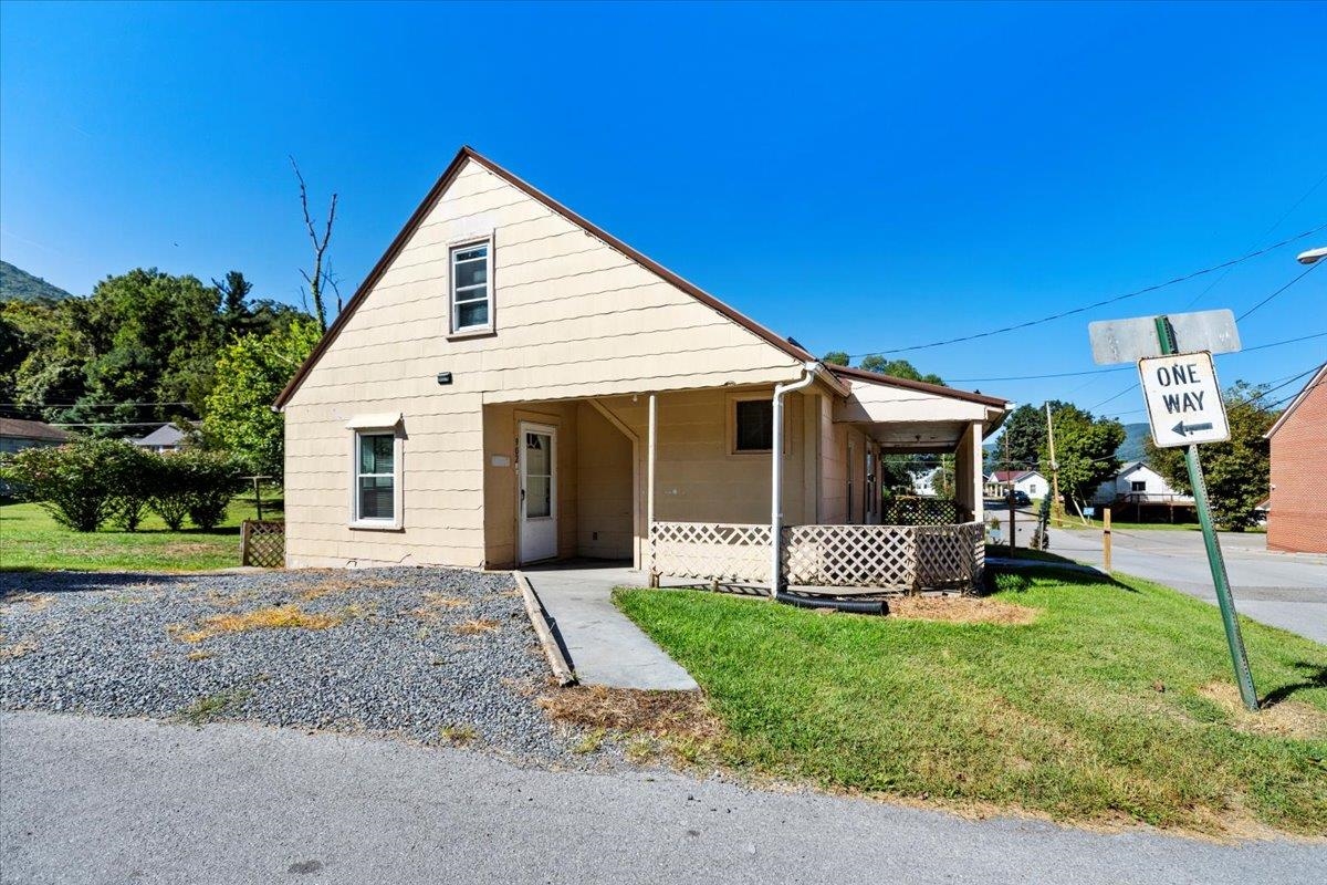 902 College Street Narrows VA 24124