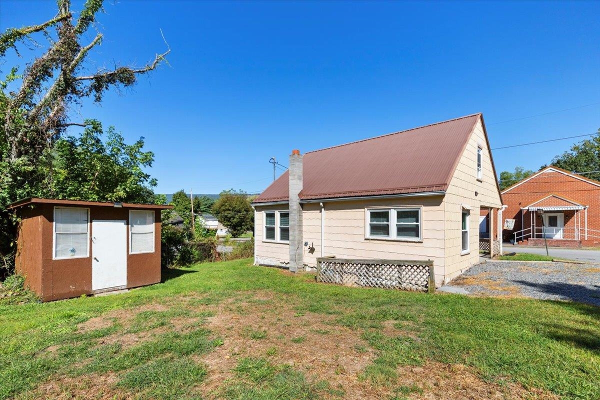 902 College Street Narrows VA 24124