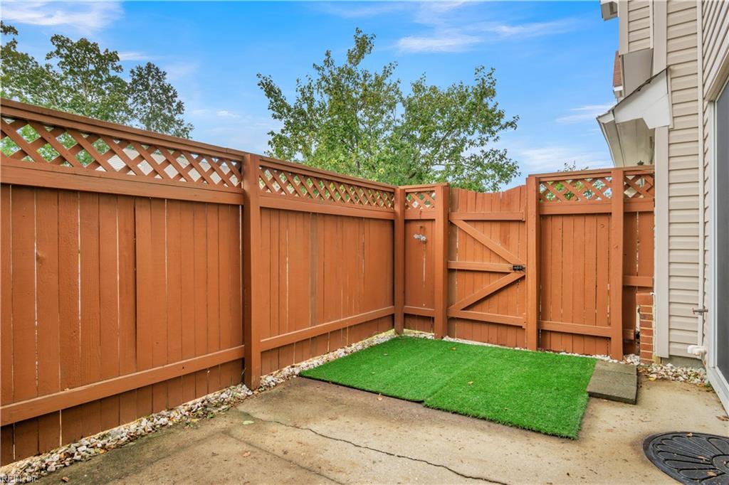 135 White Cedar Lane Yorktown VA 23693