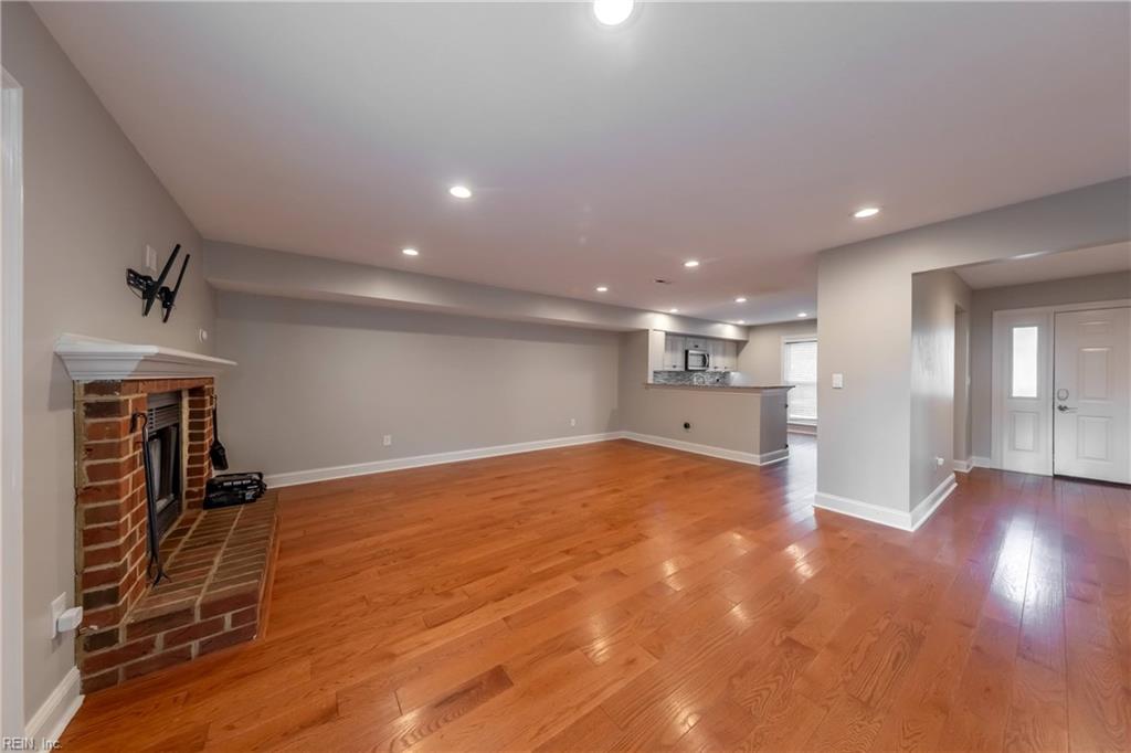 5302 Sloane Square Williamsburg VA 23188