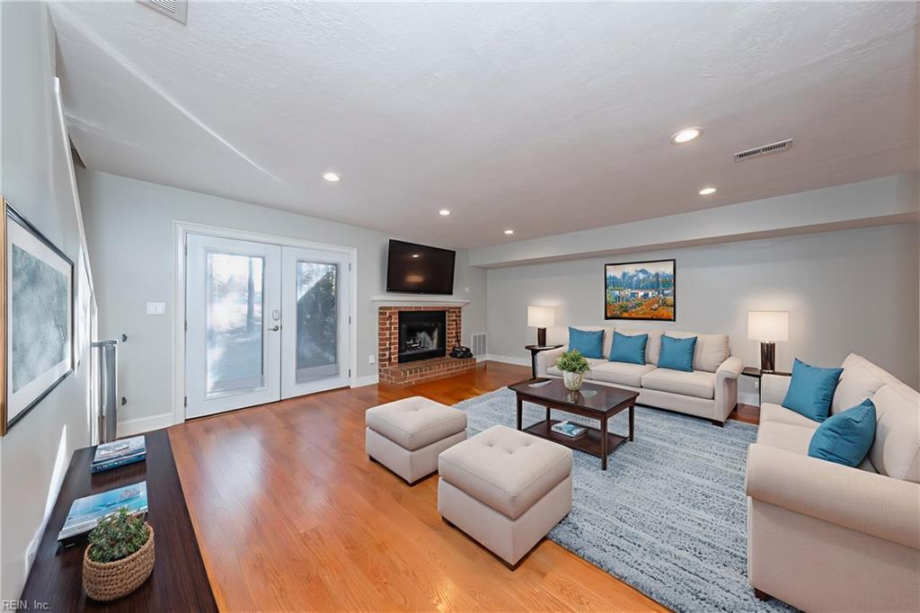 5302 Sloane Square Williamsburg VA 23188