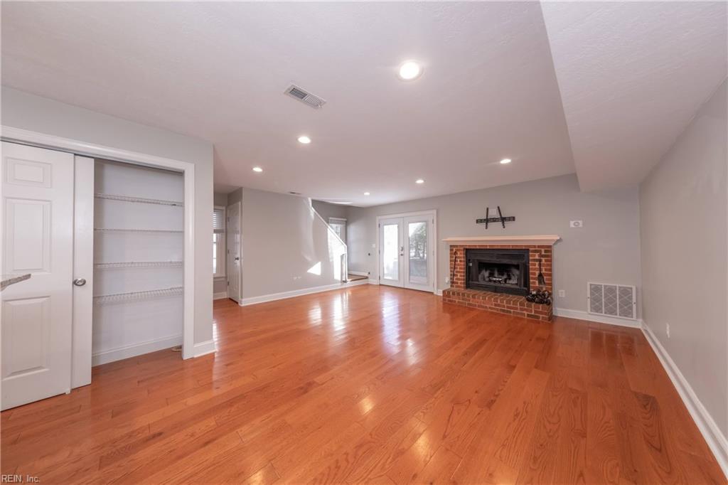 5302 Sloane Square Williamsburg VA 23188