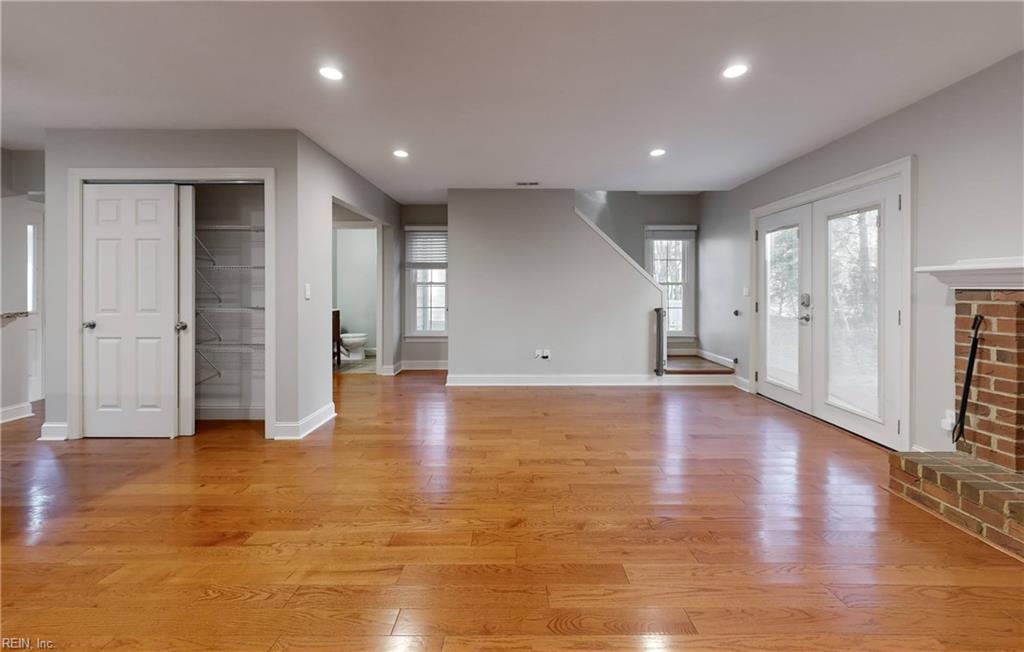 5302 Sloane Square Williamsburg VA 23188