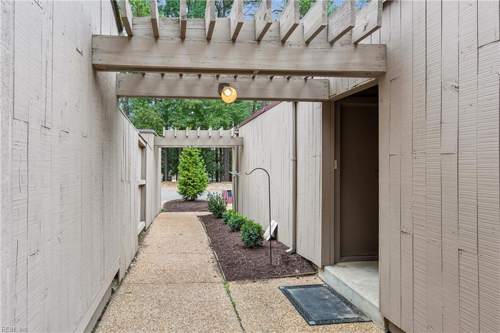 104 Harrops Glen Williamsburg VA 23185