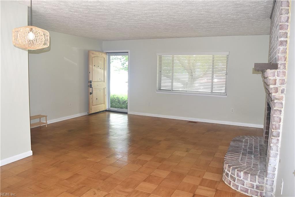 725 Roslyn Road Newport News VA 23601
