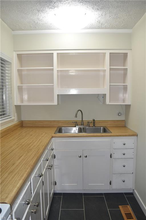725 Roslyn Road Newport News VA 23601