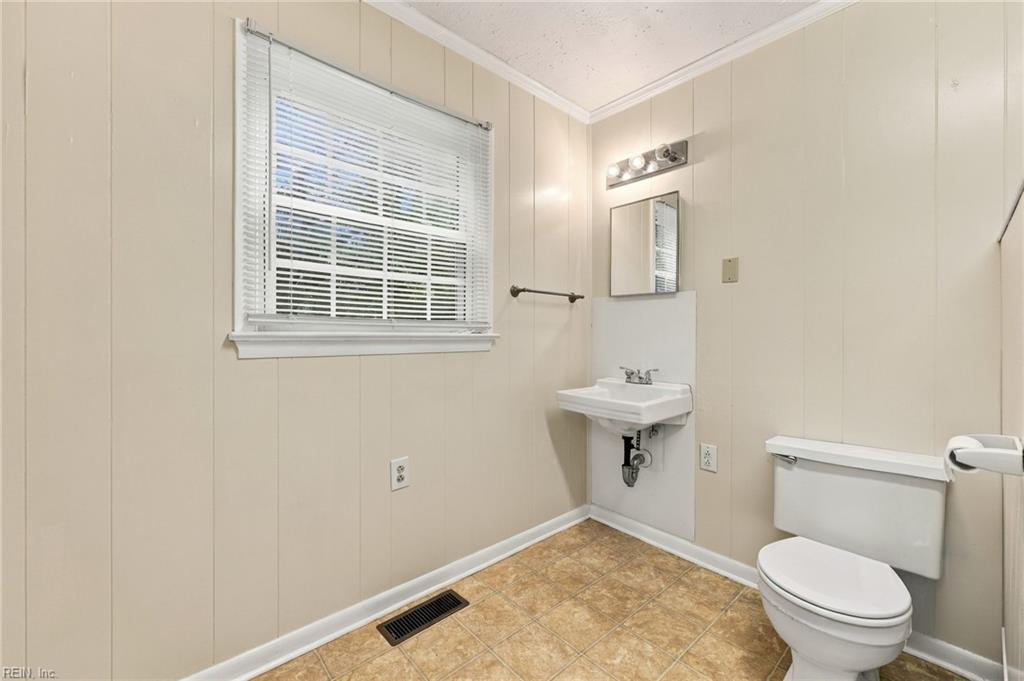6014 Old Chestnut Avenue Newport News VA 23605