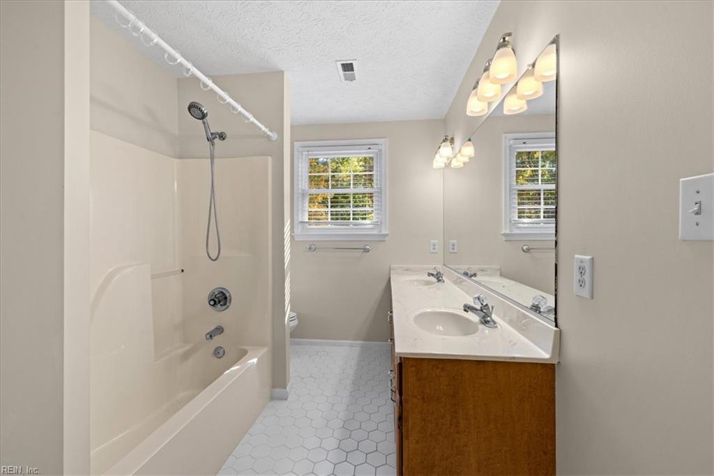106 Mitchells Method Yorktown VA 23693