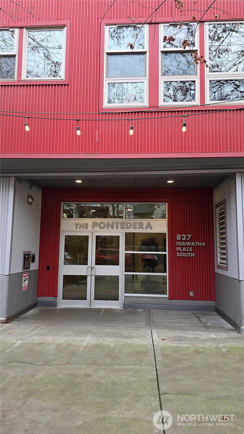 827 Hiawatha Place S Seattle WA 98144